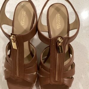 BEAUTIFUL New Michael Kors Leather Wedge Sandals